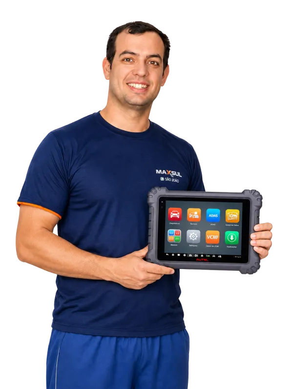 Especialista certificado da Maxsul com scanner automotivo profissional
